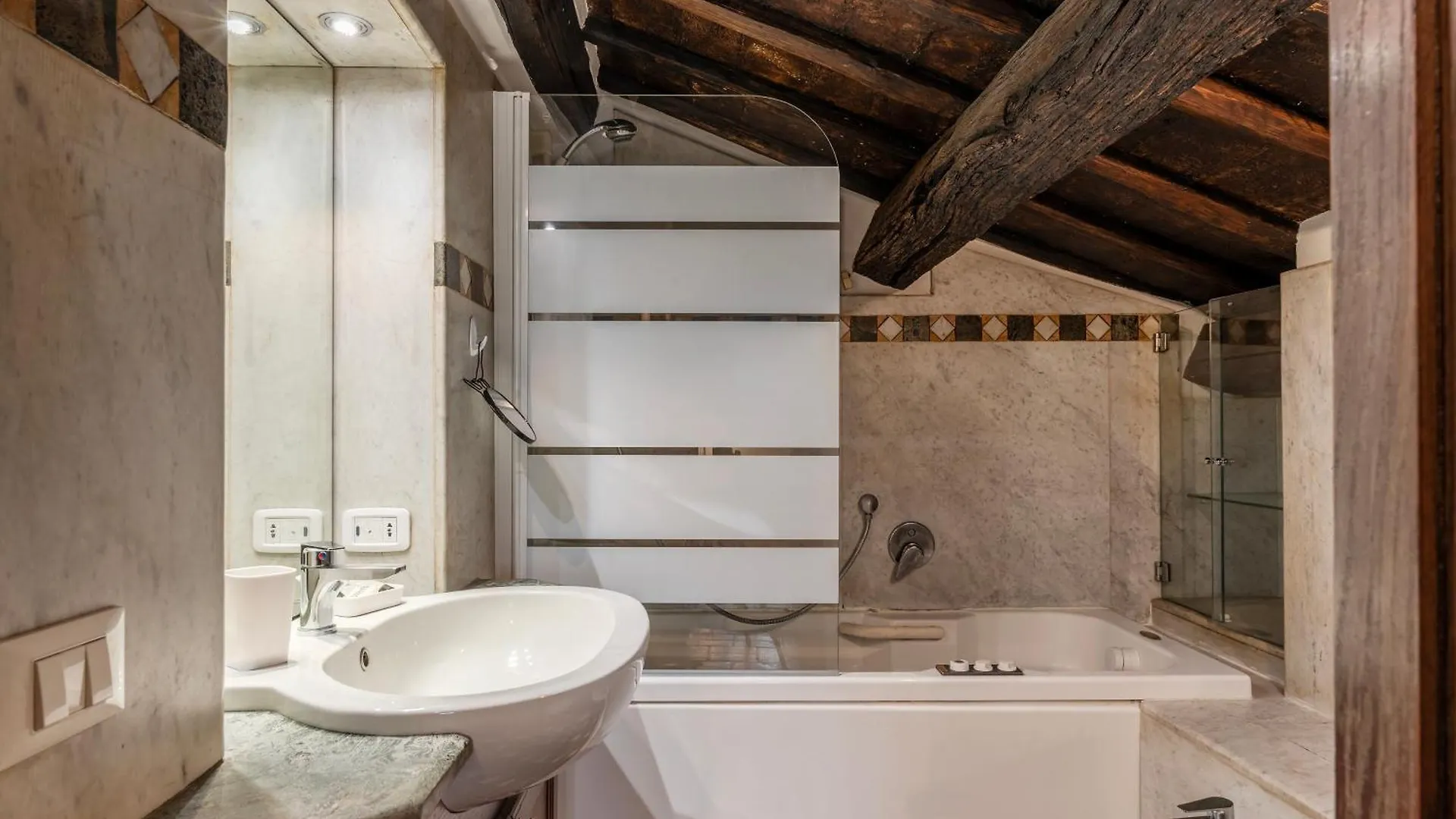 Cozy Trevi Romance Rom
